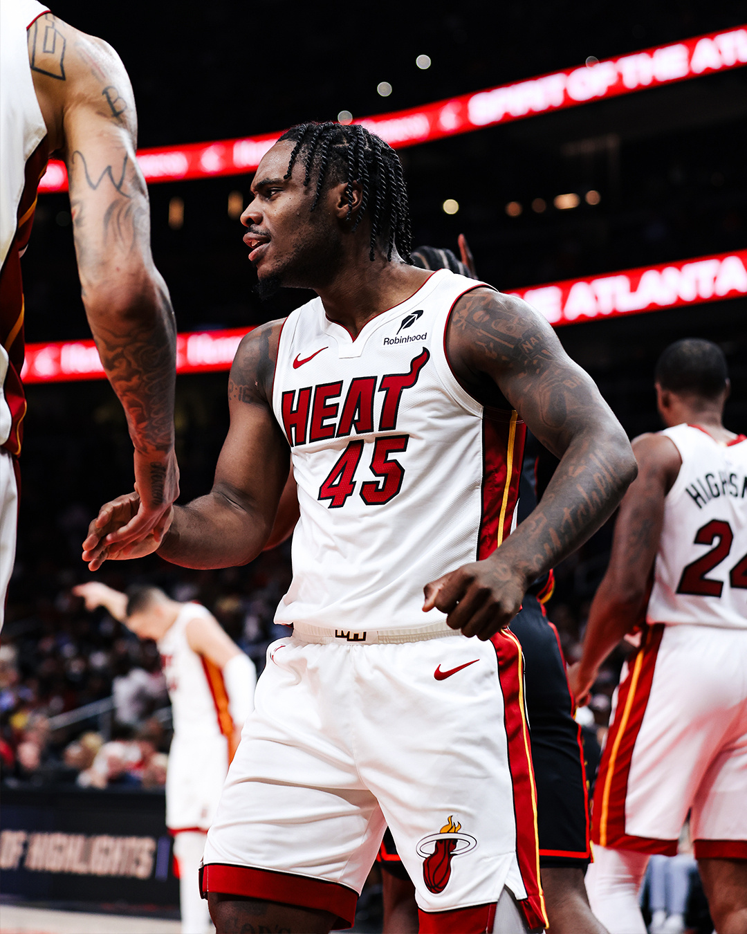 包含NBA常规赛冲刺阶段走向成谜，迈阿密热火伤情更新，更衣室稳定，轮换策略成焦点的词条